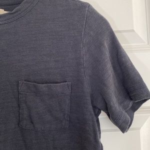 Faherty sunwashed crew pocket tee in size XS. Navy color